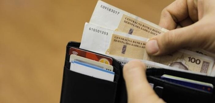 Fotografija prikazuje novčanik sa novem u bh. valuti konvertibilna marka