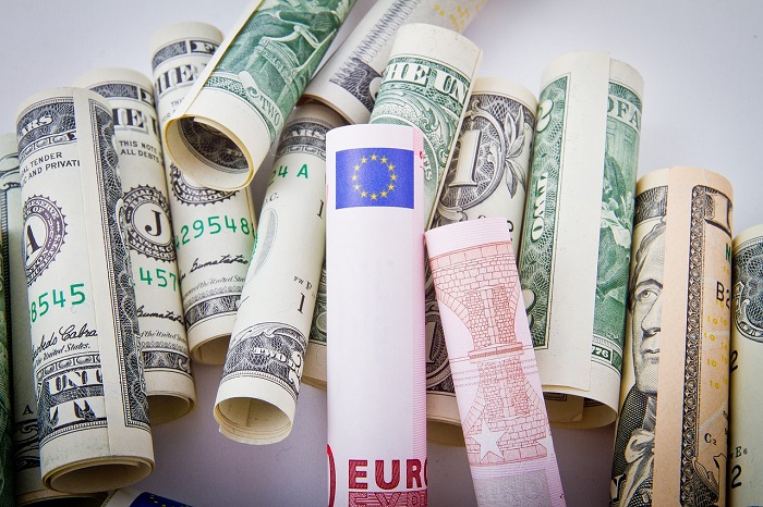 Dolar blago ojačao dok se Trumpu zakomplikovala situacija s nametanjem carina