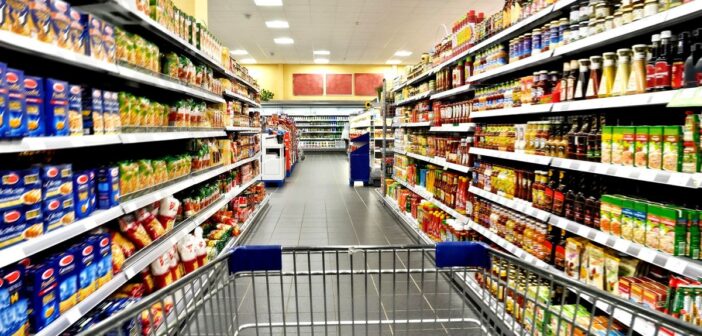 Unutrašnjost supermarketa koja prikazuje police s proizvodima