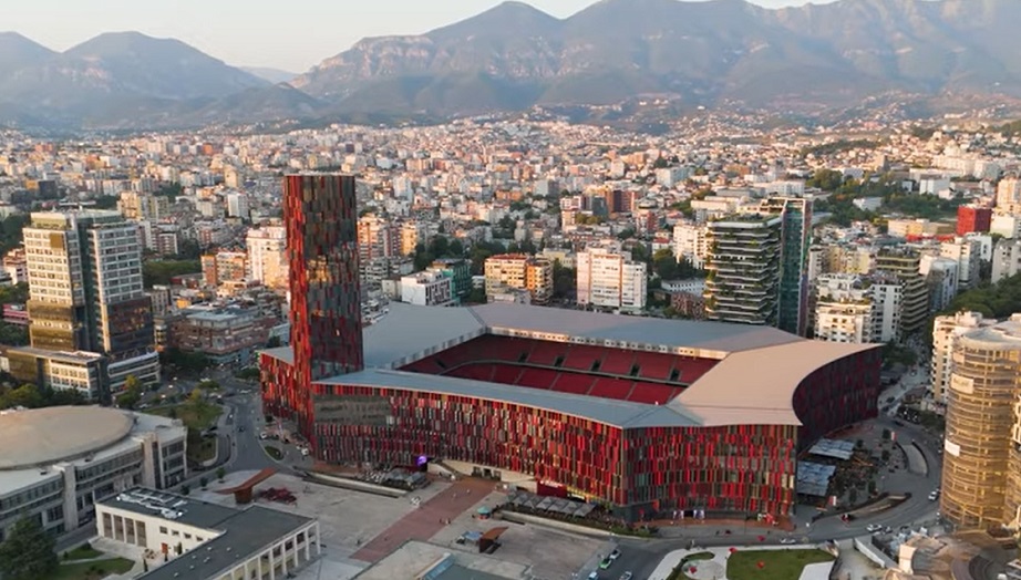 Panorama Tirane s novim neboderima i modernom arhitekturom.