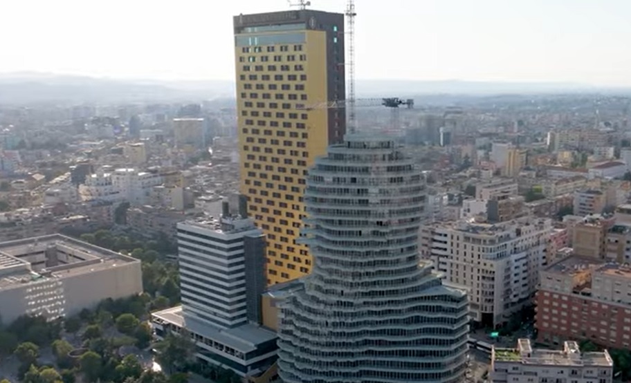 Panorama Tirane s novim neboderima i modernom arhitekturom.