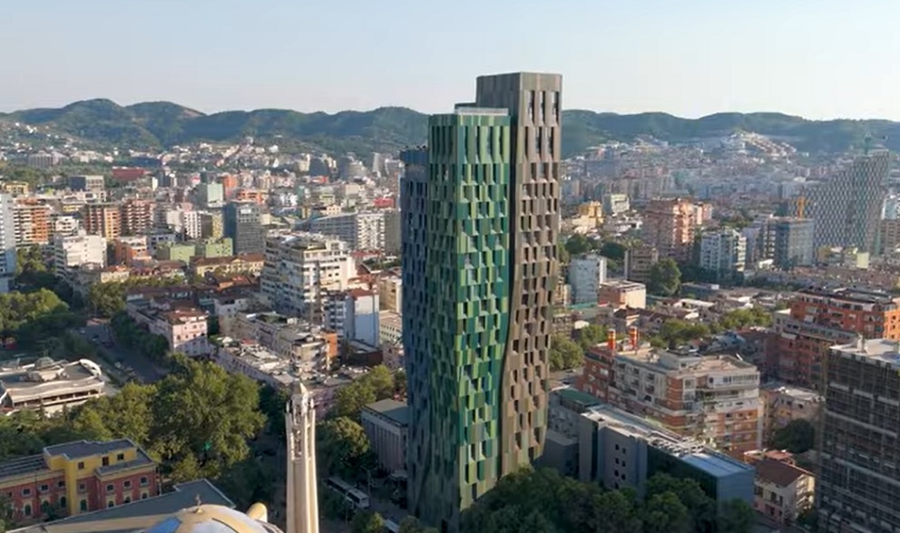 Panorama Tirane s novim neboderima i modernom arhitekturom.