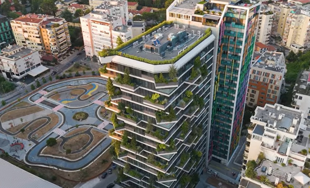 Panorama Tirane s novim neboderima i modernom arhitekturom.