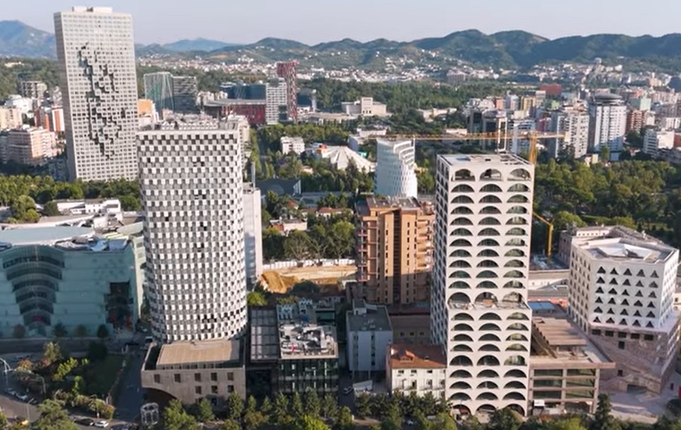 Panorama Tirane s novim neboderima i modernom arhitekturom.