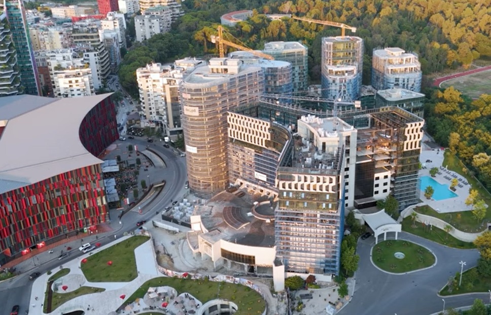 Panorama Tirane s novim neboderima i modernom arhitekturom.