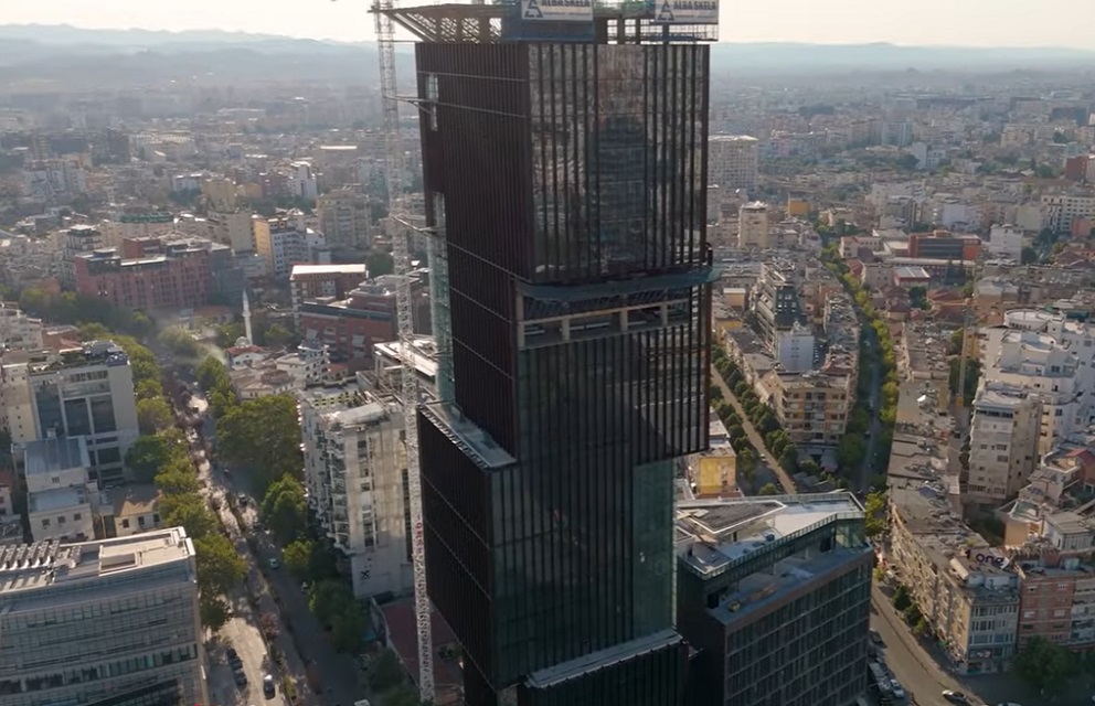 Panorama Tirane s novim neboderima i modernom arhitekturom.