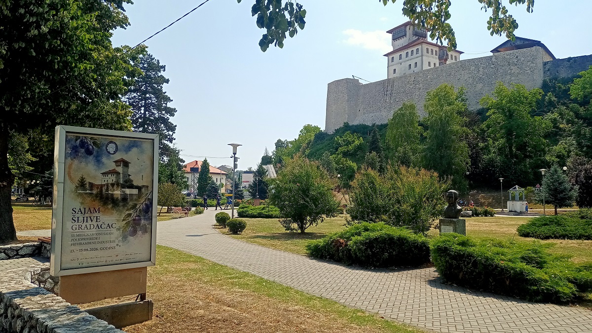 Završne pripreme pred otvaranje 53. Sajma šljive u Gradačcu